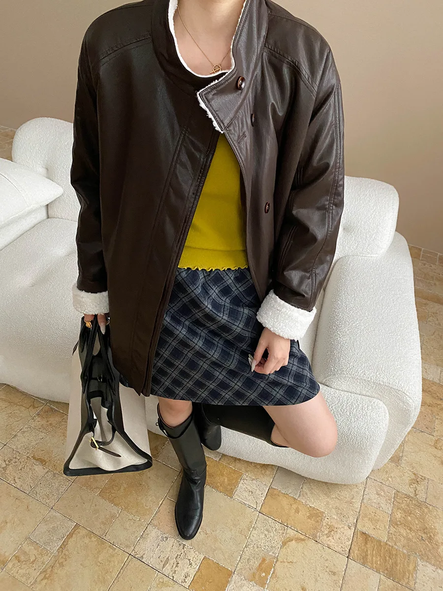 แจ็คเก็ตหนังเทียมทรงหลวมแบบมีปกตั้ง แต่งขนเทียม สไตล์เรโทร