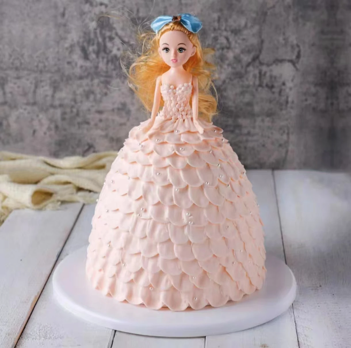 The cake model, a new simulation product with cartoon doll design, is perfect for store window displays, featuring exquisite and