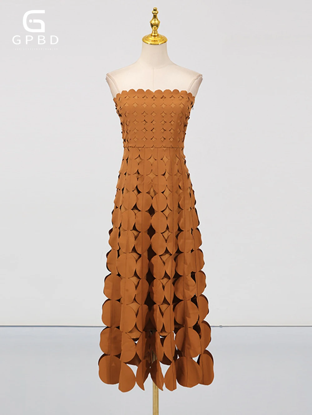 فستان دائري مقصوص للنساء بدون حمالات عالي الخصر مرقع بحاشية شرابة فساتين ماكسي صلبة للسيدات ملابس صيف 2025