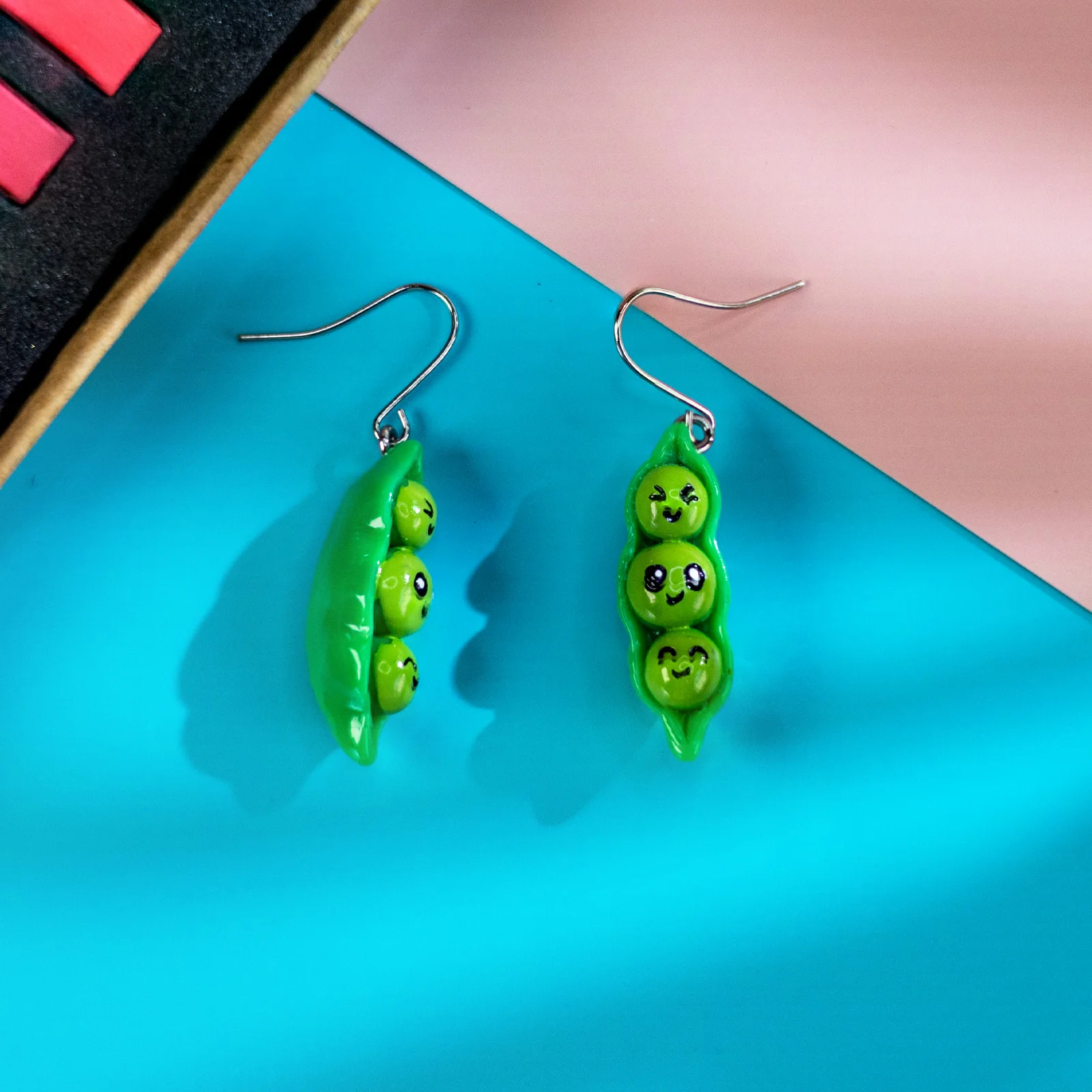 Mini Pod 3 Peas Cutie Drop pendientes, un accesorio único para mujeres y niñas en días festivos y fiestas.