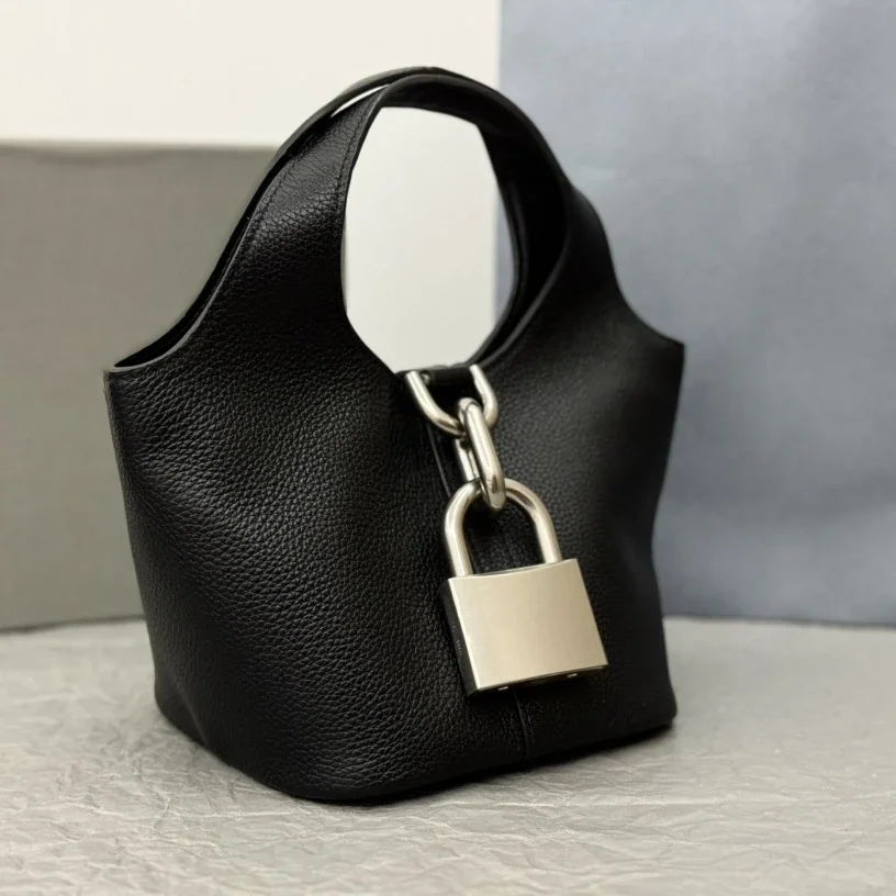 

2025 Новая роскошная дизайнерская женская сумка через плечо известного бренда, простая полая модная сумка на плечо, женская сумка-ведро