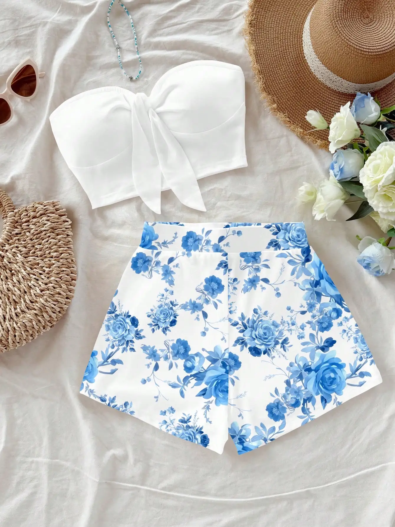 

Женский белый топ-бандо с бантом и синими шортами с цветочным принтом, летний комплект из двух предметов