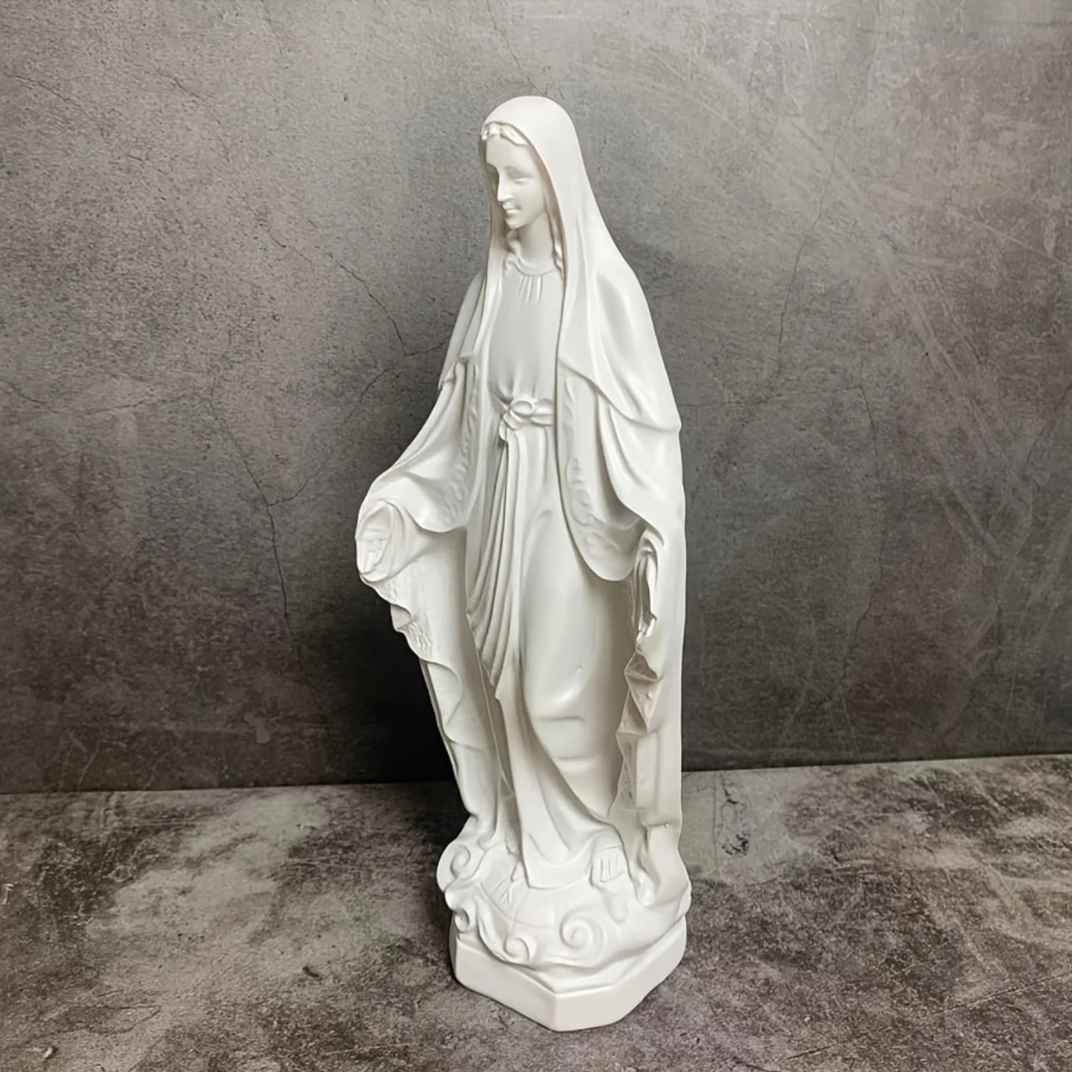 Handcrafted Virgin Mary Statue: Resin Sculpture for Desk, Wine Cabinet, Living Room, Prayer Room Decor