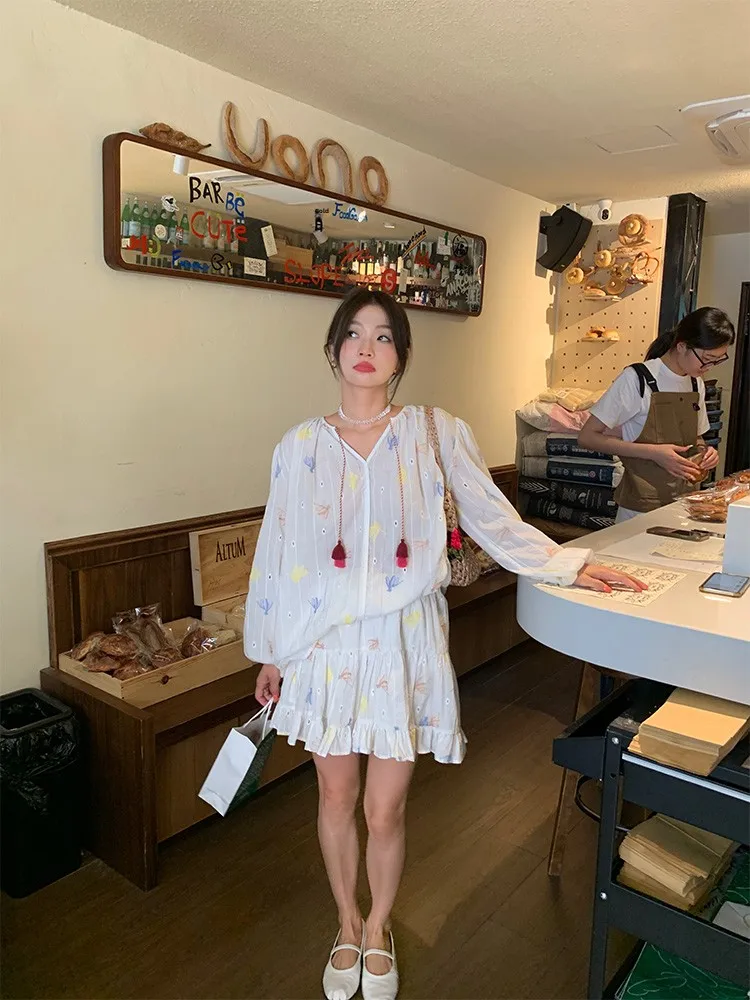 مجموعة من قطعتين من القطن المطرز باللون الأبيض لفصل الخريف، تنورة نصفية صغيرة الحجم، للنساء من عمر 25 إلى 35 سنة