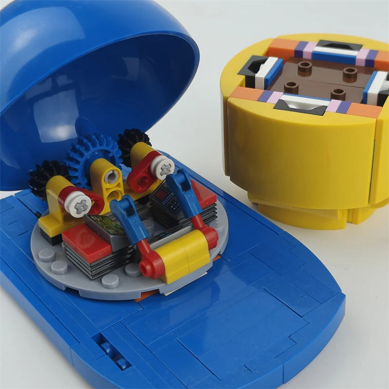 

IN STOCK Enlarged Version Character Model 654Pcs With Luggage Boy Toys Building Blocks High Quality Bricks 40649 Christmas Gifts