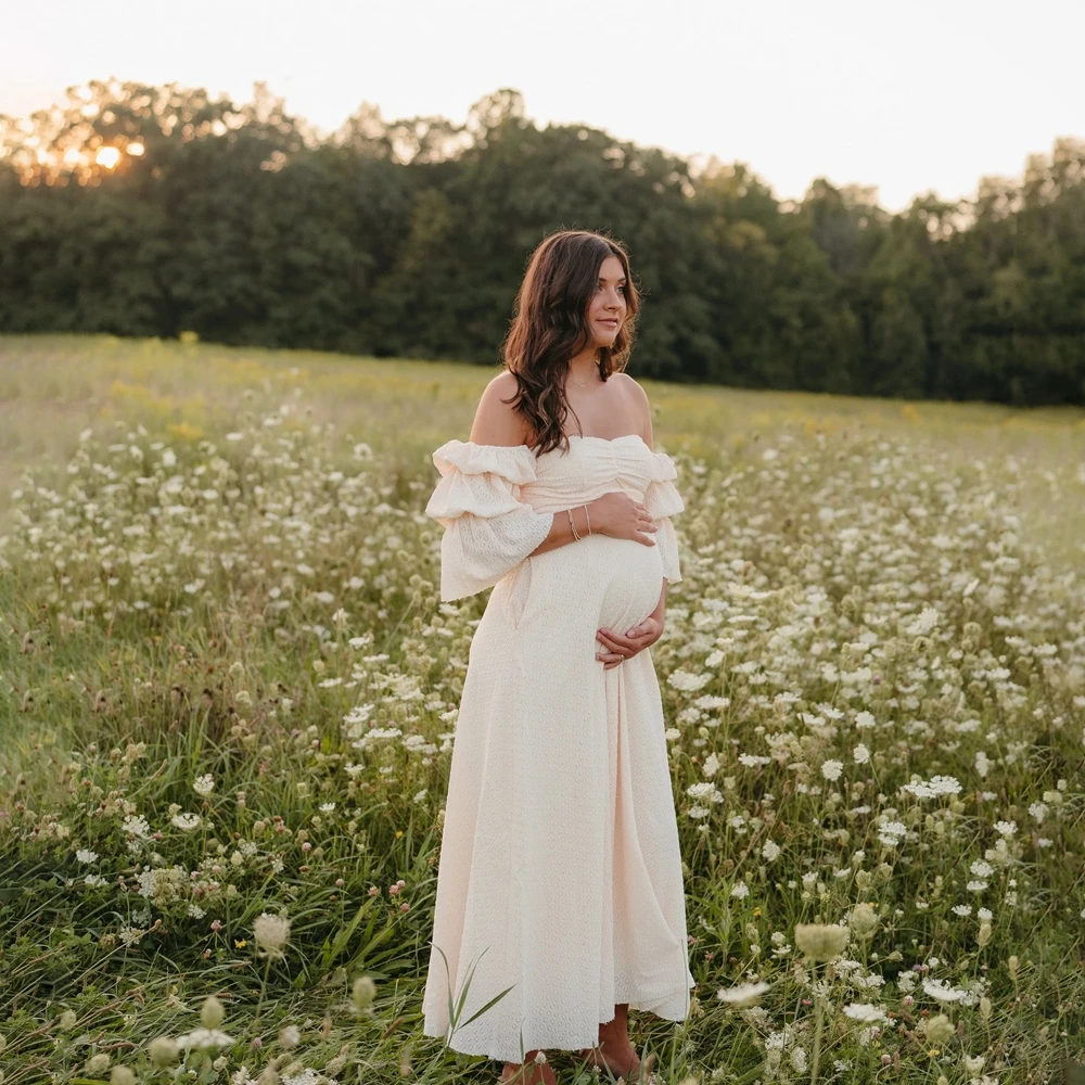 vestido-de-maternidad-para-sesion-de-fotos-color-crema-con-puntos-blancos-hombros-descubiertos-vestido-largo-para-fotos-de-embarazo-en-campo-abierto-con-flores-silvestres