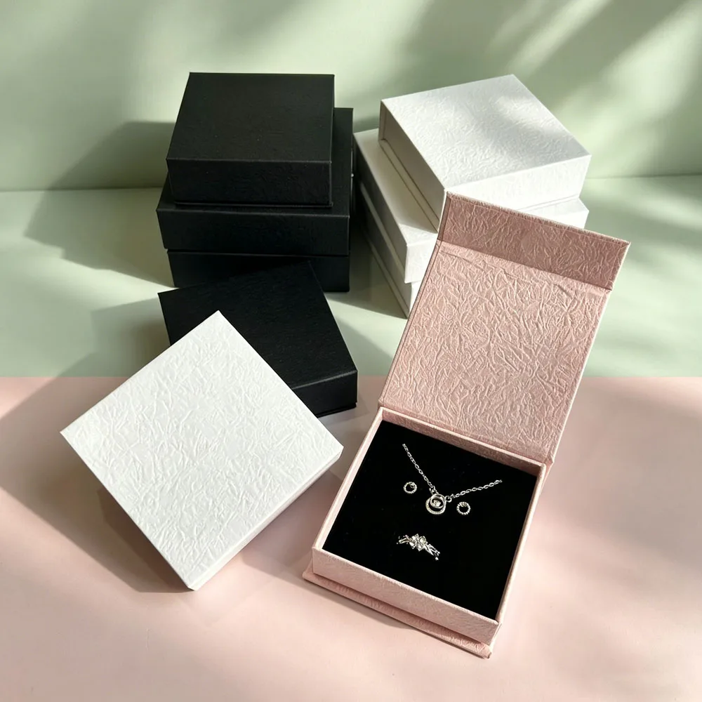 24 Stück luxuriöse 9x9x3cm Schmuck-Geschenkboxen mit Magnetverschluss für Ringe, Ohrringe, Schlüsselanhänger, Halsketten, Anhänger und Zubehör. – Detail 3