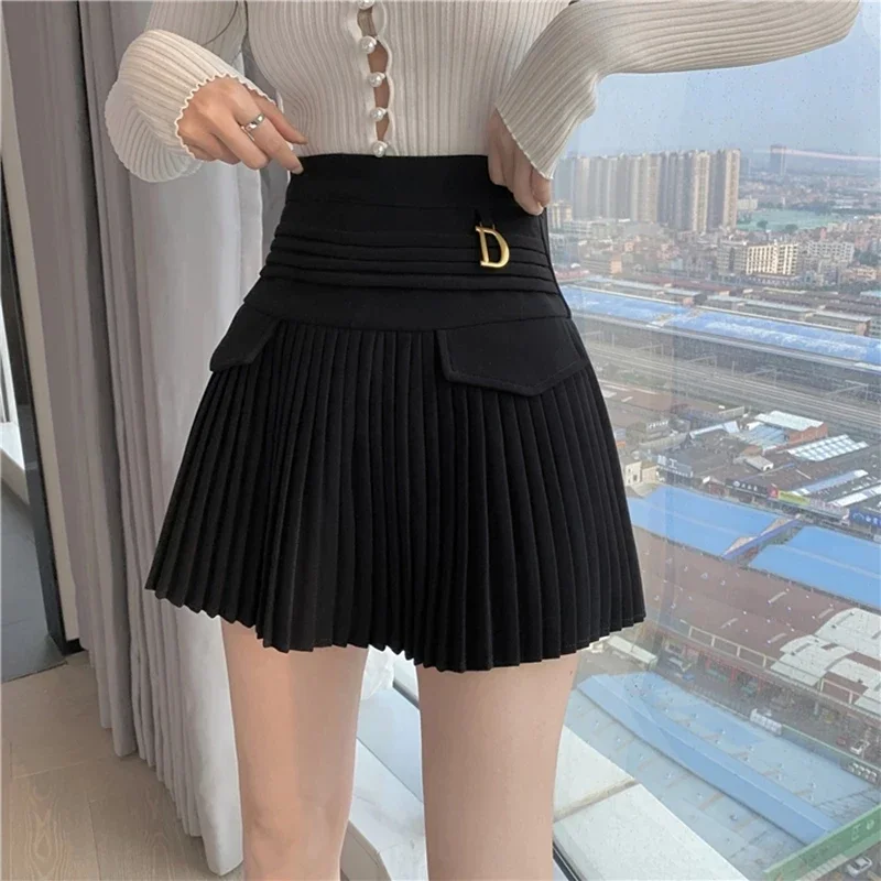 High Waist Black Pleated Mini Skirt for Women A‑Line Metal D‑Shape Accent Korean Sexy Clubwear Trendy Street Fashion Skirt