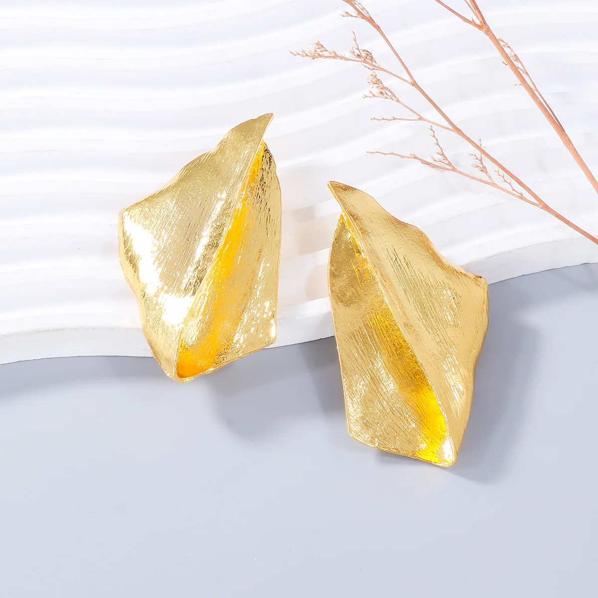 HUANZHI Vintage Metal Texture Irregular Leaf-shaped Geometric Large Earring for Women Statement Chunky Trend Jewelry 2024 New