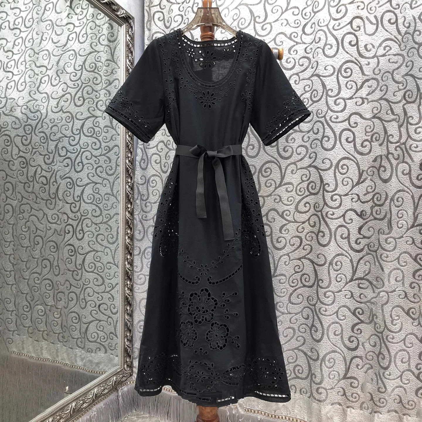 최고급 새 린넨 드레스 2025 가을 여성용 속이 비치는 자수 꽃무늬 벨트 패치워크 미디 기장 흰색 검정색 드레스