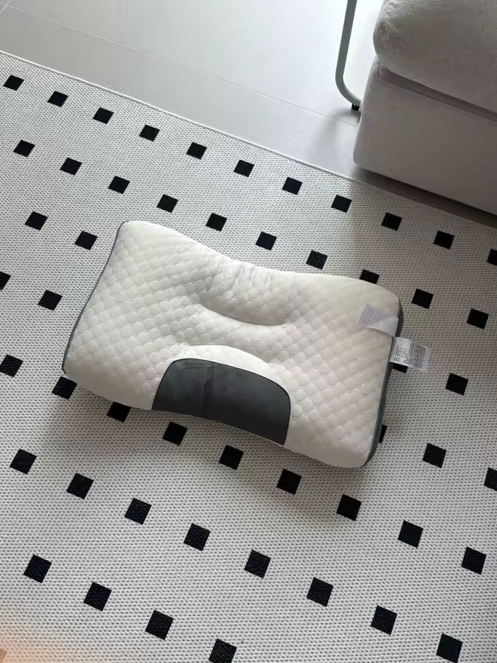 Foto de la almohada TheraComfort en la cama - reseña 1