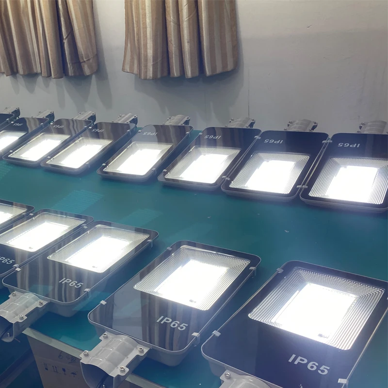 Intelligent Control High Bright 4100K Neutral White LED IP65 Split Solar Street Light 3-Year Warranty Aluminum Alloy High CRI 70