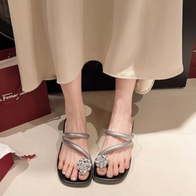 

Soft Sole Women's Summer Sandals Flower Diamond Fashionable Outdoor Wear Versatile Toe Post Design Pairs with Skirts