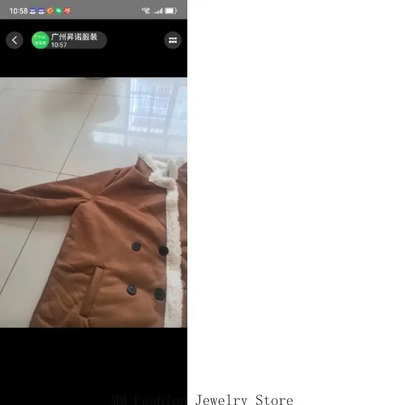 Áo khoác đôi bằng da lộn giả da dành cho nữ với lớp lót lông cừu, cổ áo có khía và các túi bên hông tiện dụng cho những cuộc lưu