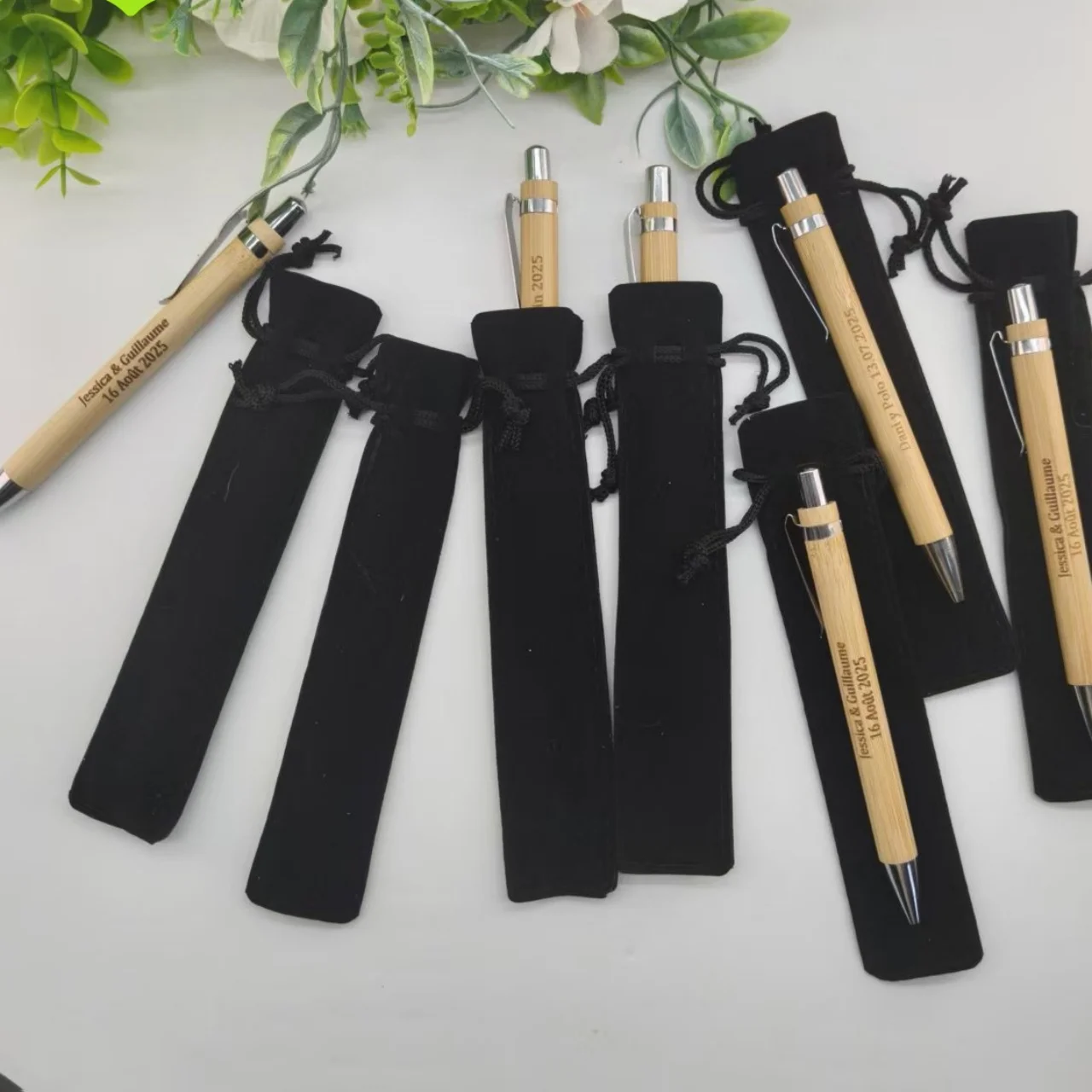 12/24 Sets anpassbare Bambus-Kugelschreiber, personalisierte runde Holzstifte mit schwarzen Beuteln, elegante Hochzeits- und Verlobungsgeschenke – Detail 4