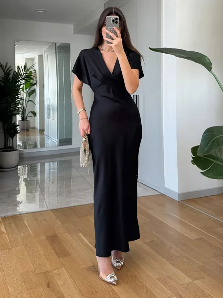 فستان أنيق من الساتان بطيات طويلة للنساء سادة بياقة على شكل v وأكمام قصيرة فساتين طويلة للسيدات لصيف 2025 أنيقة للحفلات المسائية