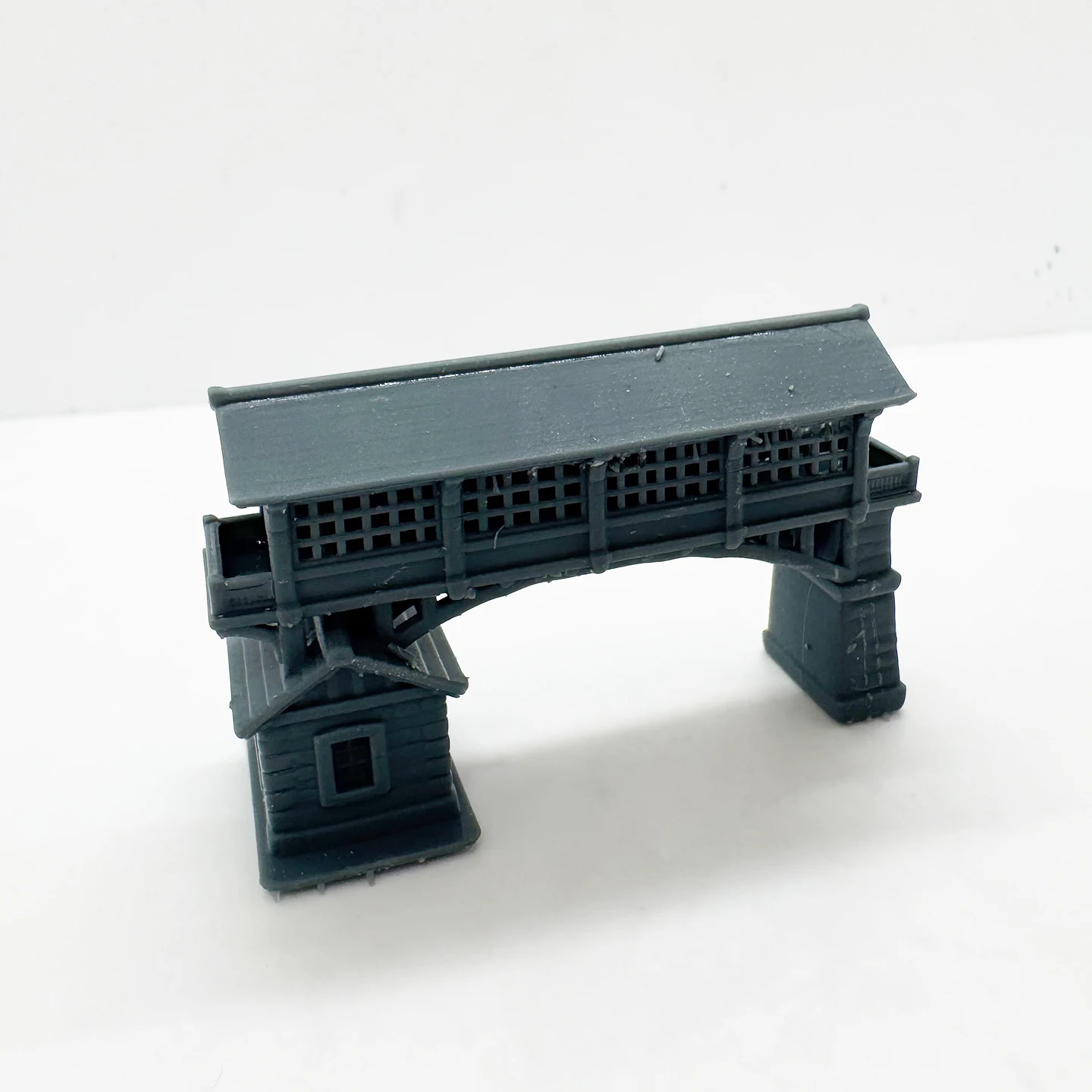 Most z koperty z kamiennym domem Diorama LYTS123 1/87 1/160 1/220 Miniaturowy model budynku Samochód wojskowy