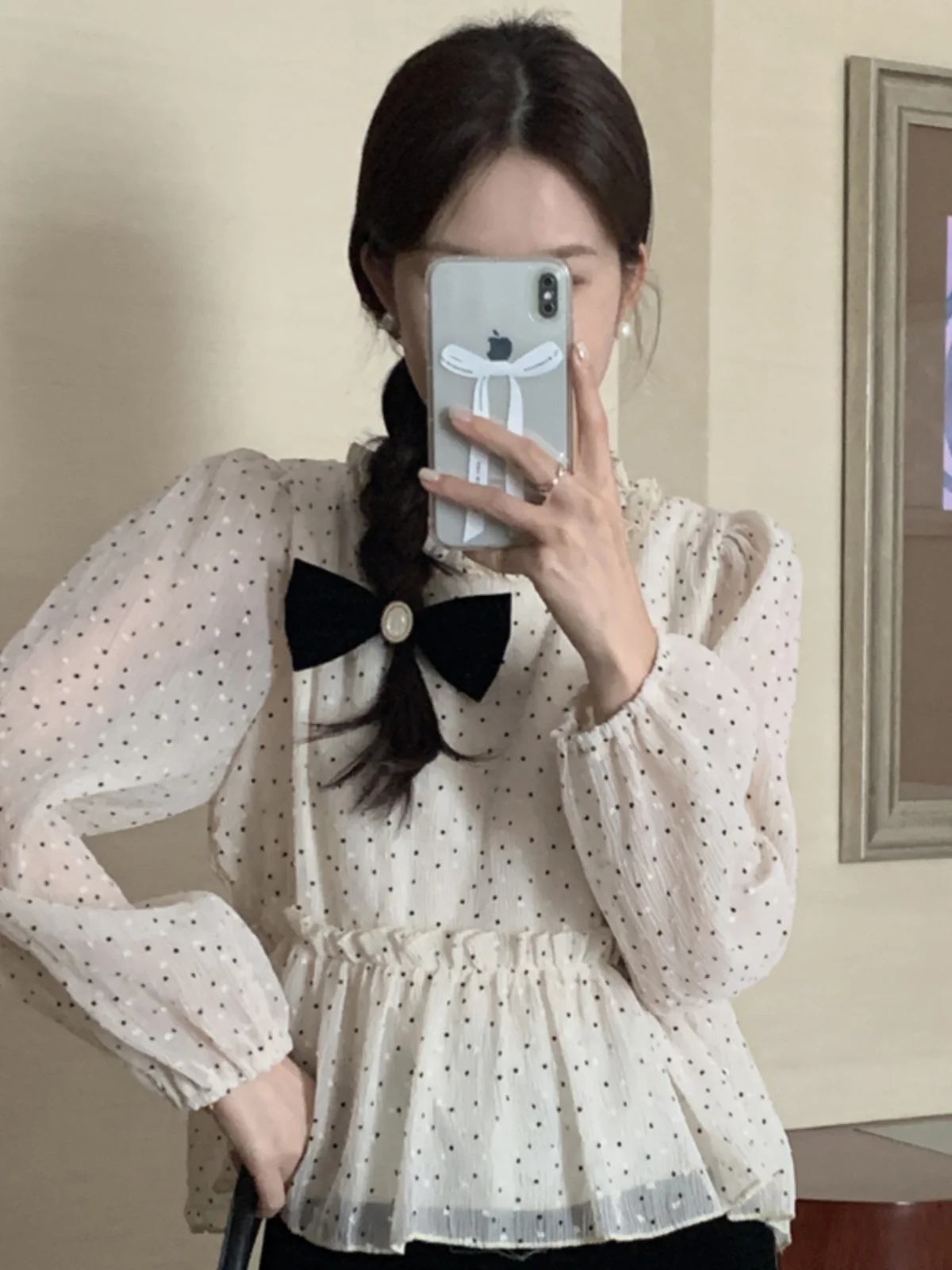 Csa e de bolinhas com manga bufante, csa fena curta e longa com cintura apertada e borda de ão de madeira,...