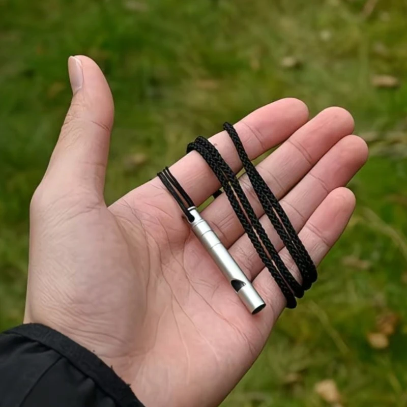 صافرة السلامة في حالات الطوارئ سبائك التيتانيوم العاصفة صافرة في الهواء الطلق بقاء المشي لمسافات طويلة التخييم القوارب البحرية معدات الإنقاذ الإشارات