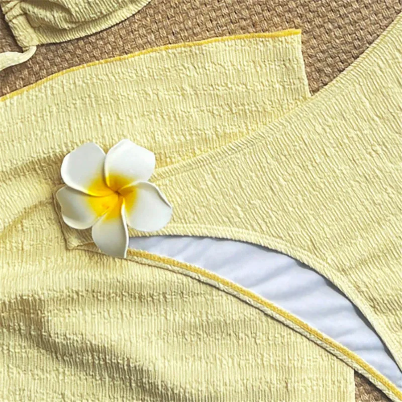 ชุดบิกินี่แบบ 3 ชิ้น ลายดอกไม้ 3 มิติ สีเหลืองล้วน พร้อมผ้าคลุม ชุดว่ายน้ำเซ็กซี่สำหรับผู้หญิง ปี 2026 ชุดชายหาดสำหรับวันหยุดพักผ่อน