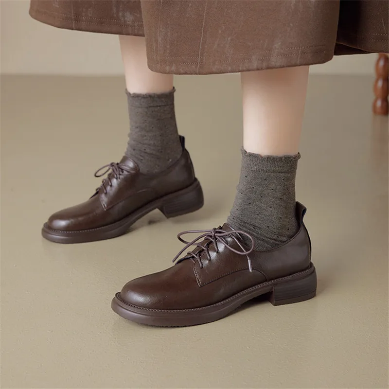 

Новая весенне-осенняя женская обувь из спилка, женская обувь с круглым носком, модные кружевные лоферы, зимние женские туфли-лодочки на среднем каблуке