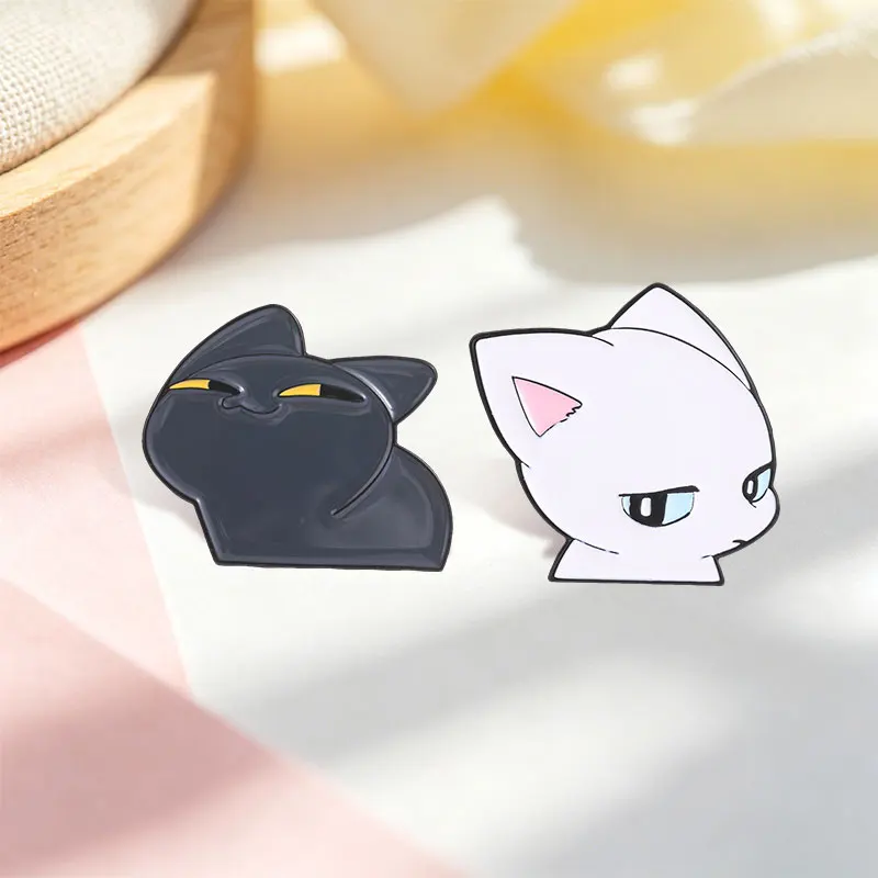 Paar-Katzen-Cartoon-Emaille-Pin: Süße schwarz-weiße Katzen-Brosche mit Strabismus & spähendem Blick für Paare, beste Freunde, Taschen- & Reversdekoration, Geschenk – Detail 8