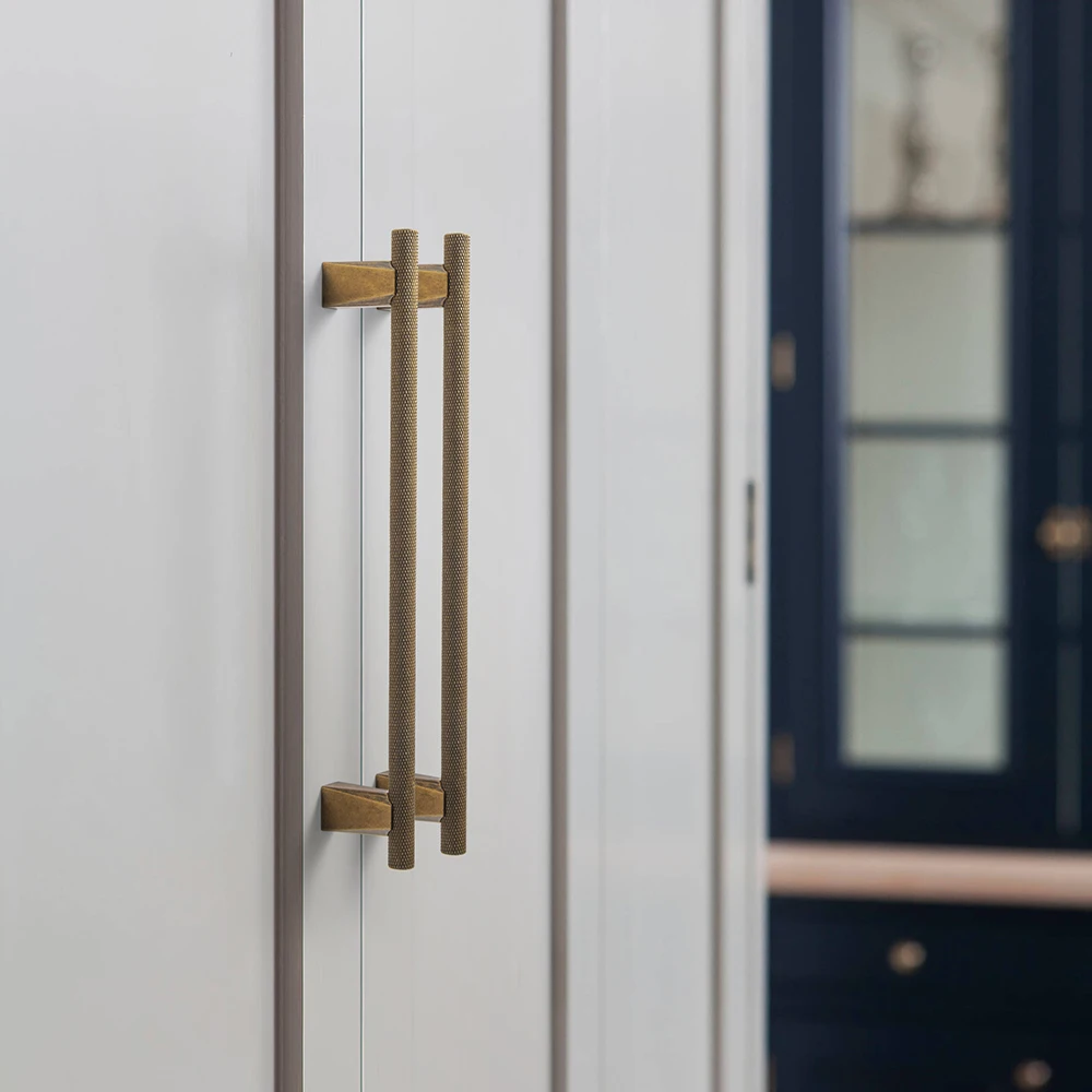 

Goo-Ki Knurled Antique Brass Knobs Knurled Cabinet Bar Handles with Blocky Triangular Mounts Retro Pulls for Kitchen Hardware