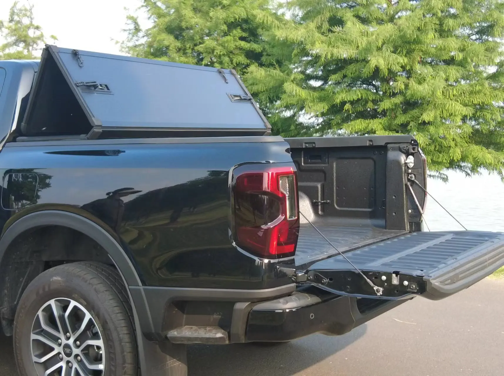 China Factory Customizable Truck Bed Hard Folding Metal Alloy Tri Fold Tonneau Cover Model Ranger by ZhongXing Terralord