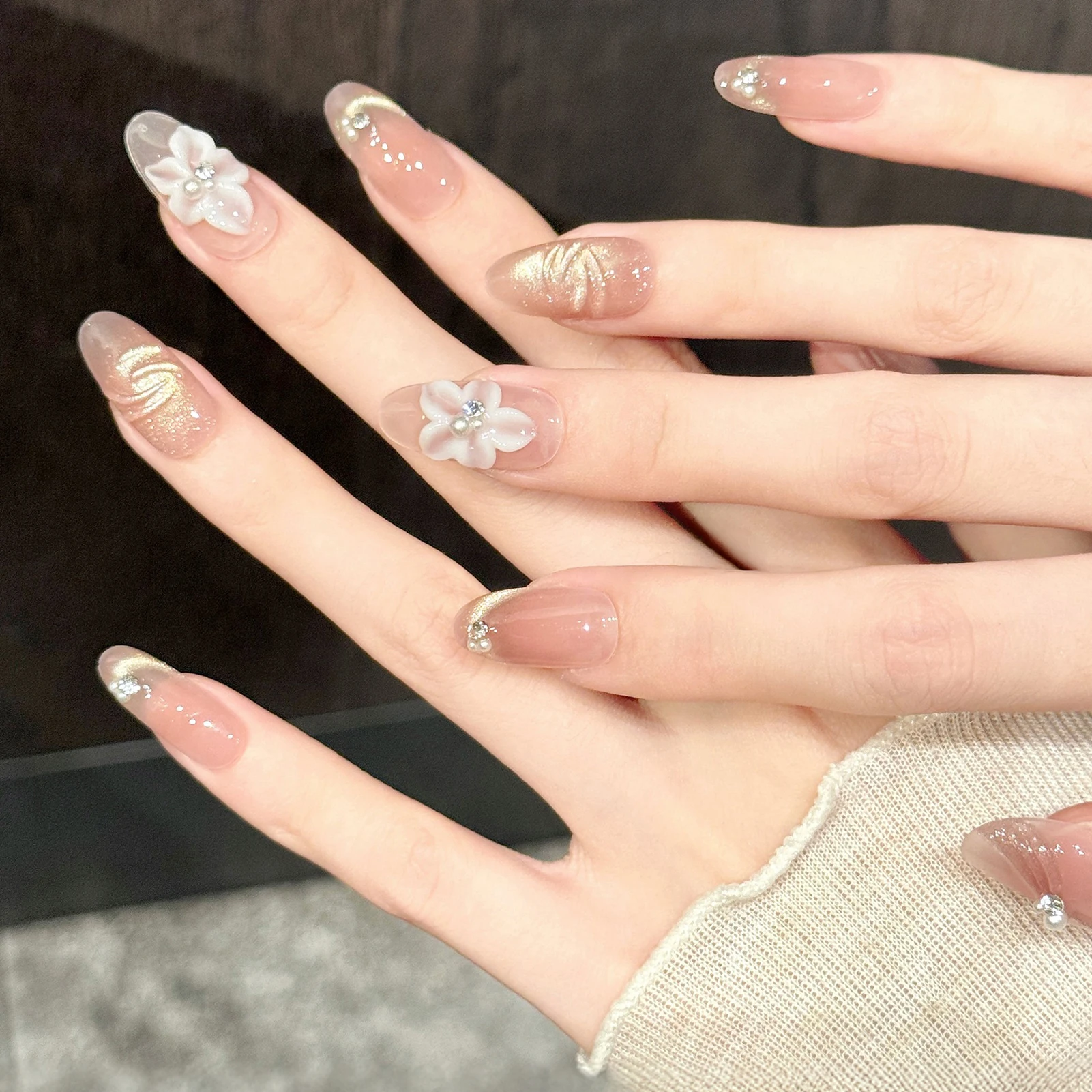 

Handmade Press On Nails Short Oval Cat's Eye Carved False Nail Tips Wearable Velvet Gloss Nude Pink Fake Nails 3D Floral Designs