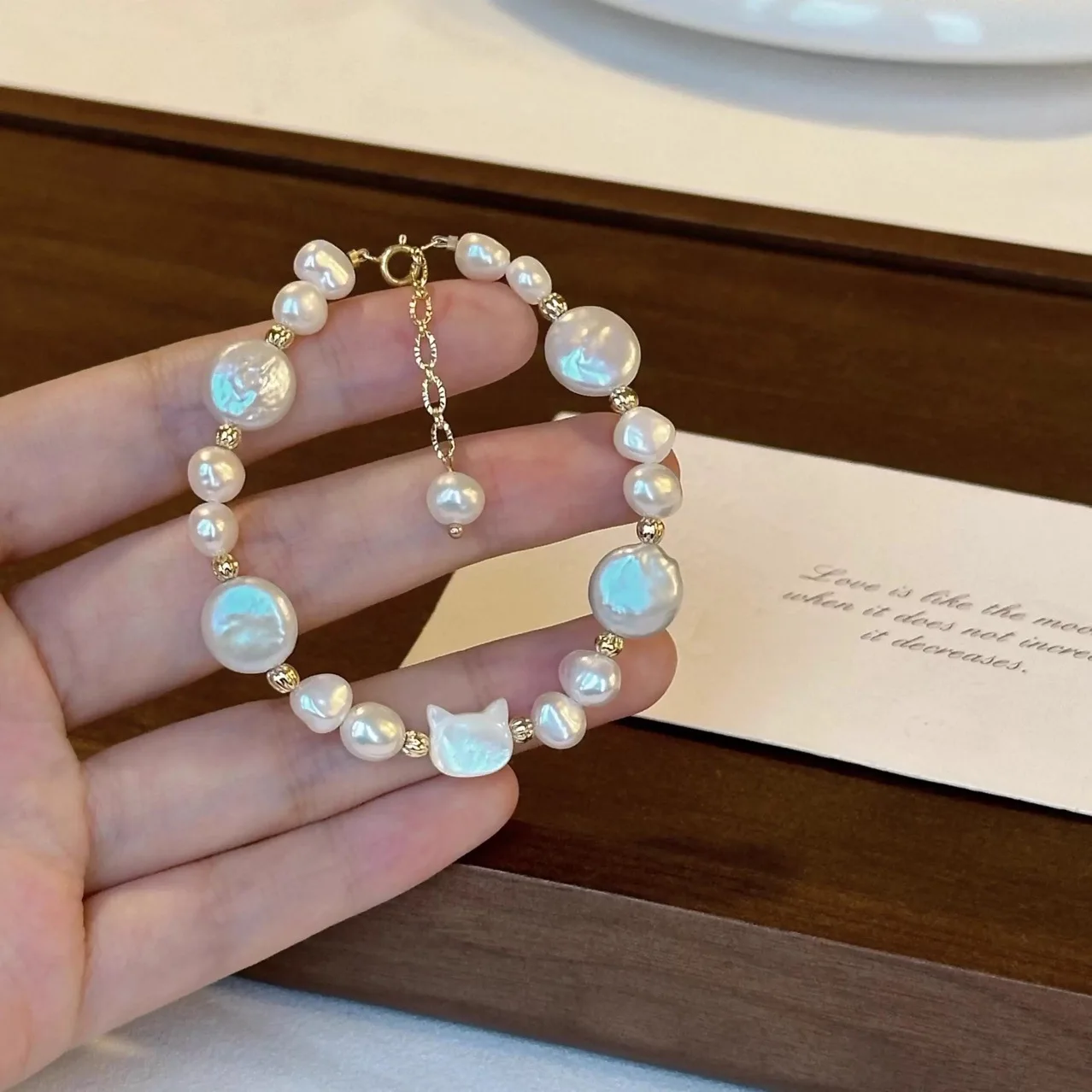 

Новое поступление, милый кошачий стиль, натуральная пуговица, пресноводный жемчуг, 14-каратное золото, женский браслет-подвеска, ювелирные аксессуары для рук