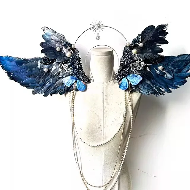 Engelsfederflügel, übertriebener Kopfschmuck, farbiger Haarschmuck, Laufsteg, Make-up, Styling, Jungfrau, Aura-Ring, Perlenleistung