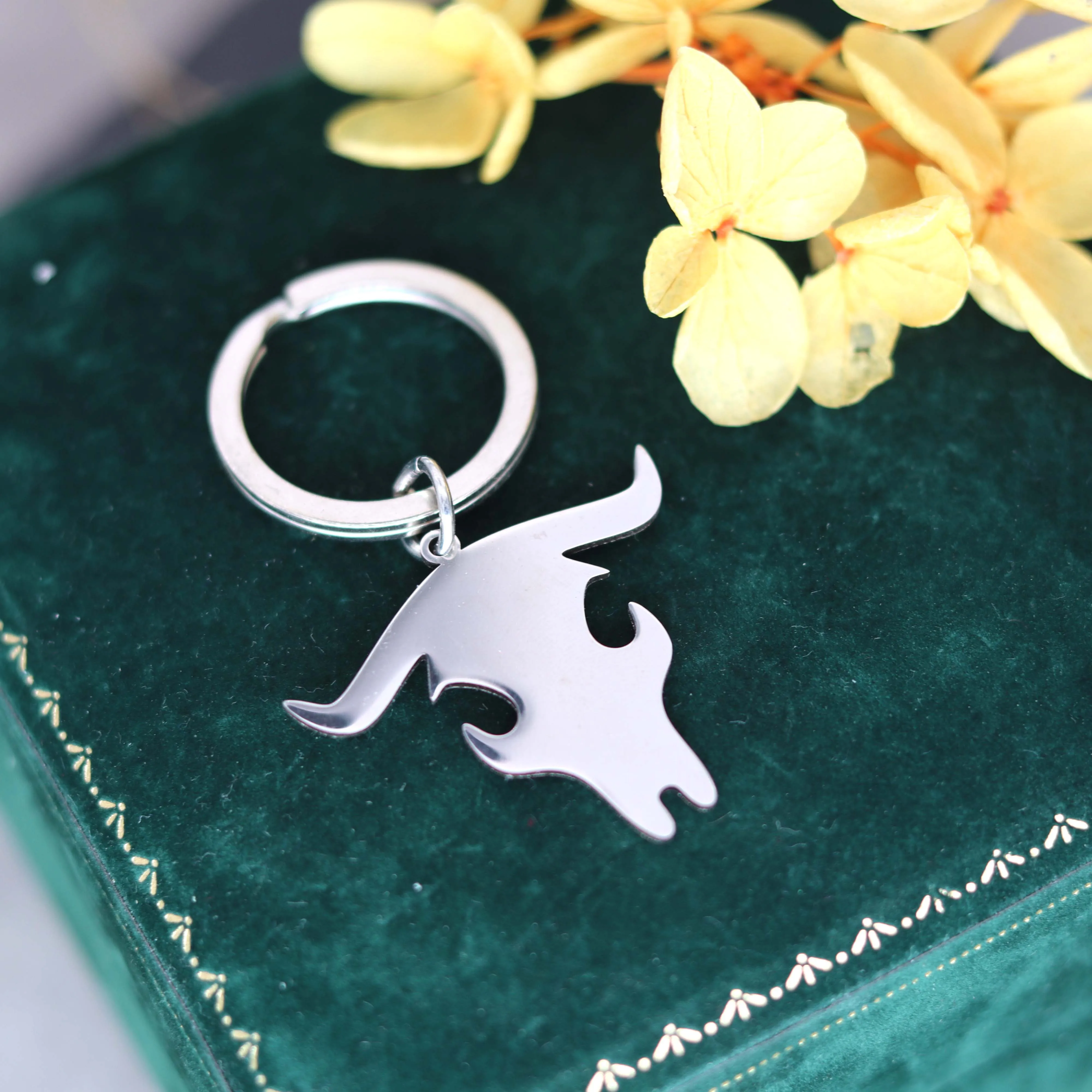 Stainless Steel Tibetan Yak Head Charms Keychain for Women Men Symbolizes Peace/Prosperity/Good Fortune Pendant Keyring Decor