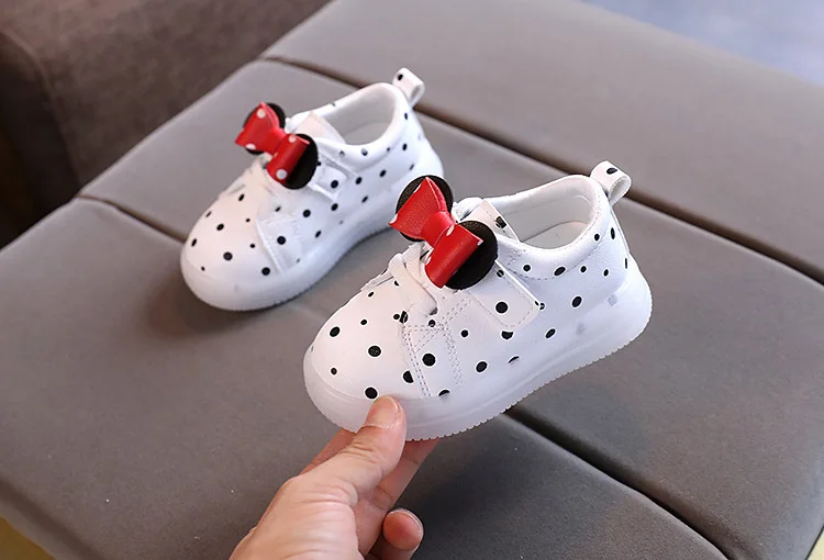 Scarpe leggere lucide per bambini scarpe da ginnastica luminose Casual per bambini scarpe da ginnastica illuminate per ragazze di moda per ragazzini