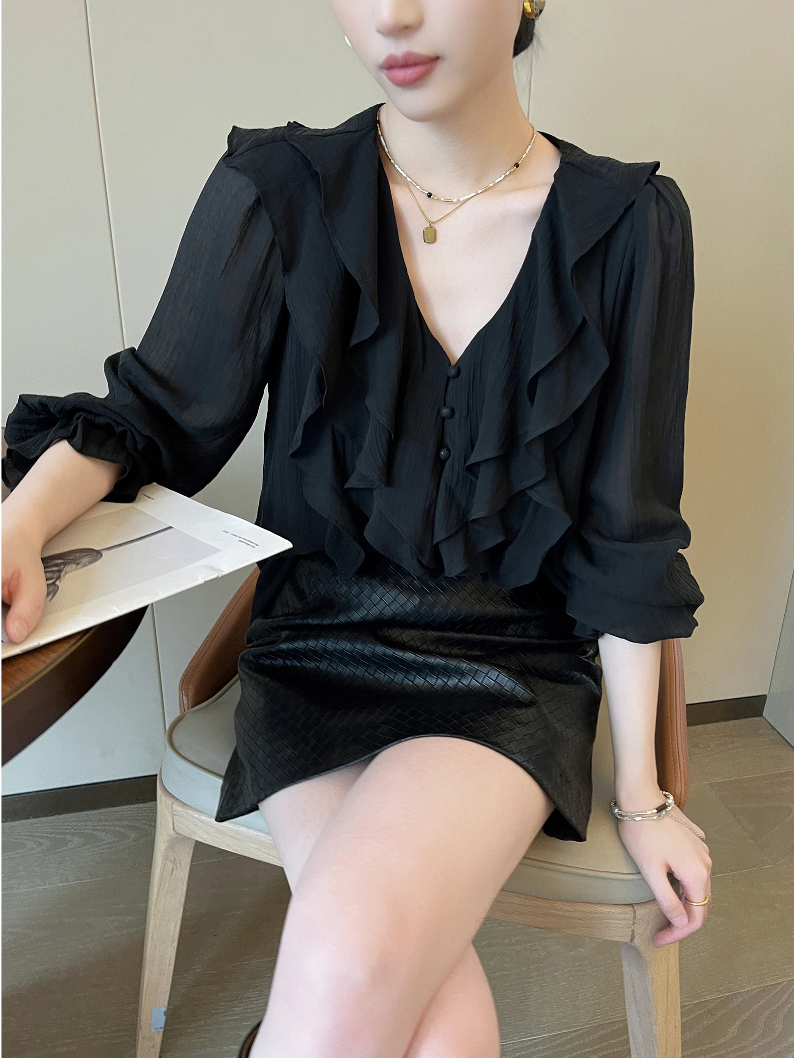 

Женская блузка с V-образным вырезом и длинным рукавом, весна 2026, простая повседневная модель с оборками по низу, французский стиль, свободный крой, кружево с узором «снежинка»