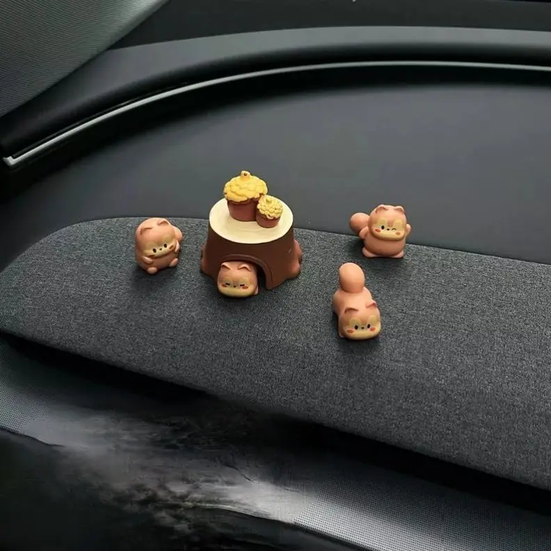 

5-Piece Squirrel Family Car & Desk Set，Charming Tree Hole Dashboard Ornaments，Cozy Companions for Your Daily Commute & Work