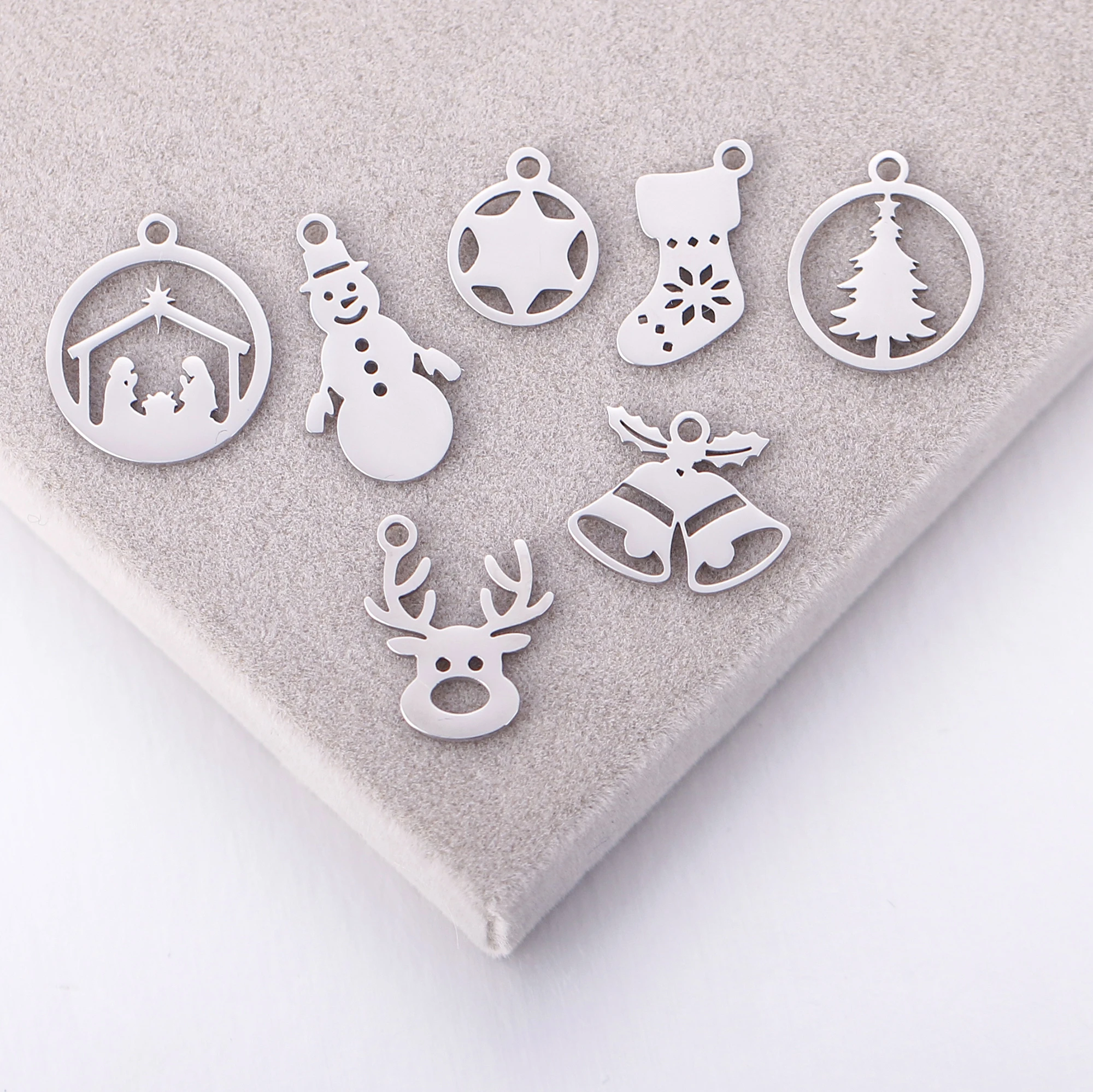 5 Stück Edelstahl Weihnachtsstiefel & Lebkuchenmann & Schneemann & Glocke Charms Anhänger für DIY Neujahrsgeschenke Schmuckherstellung Zubehör – Detail 8