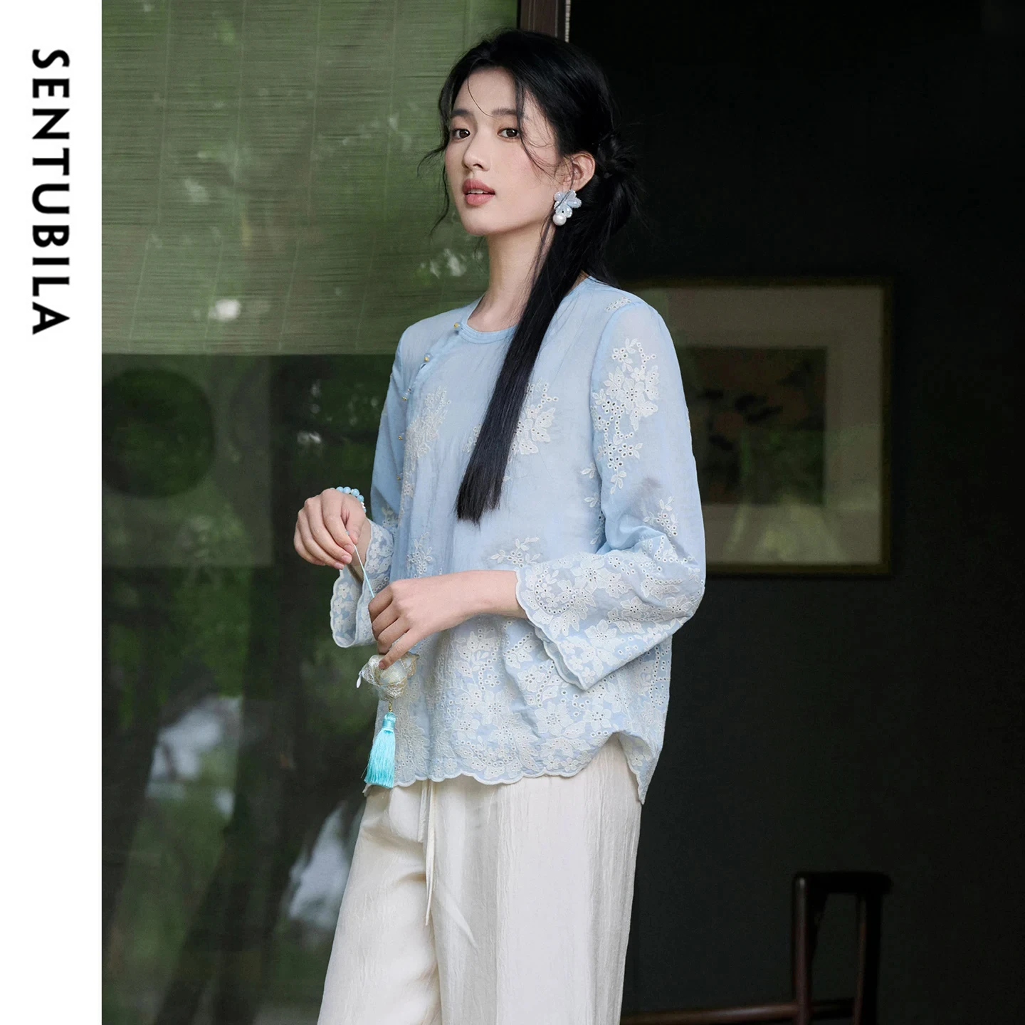 

Женская блузка SENTUBILA в китайском стиле с цветочной вышивкой, круглым вырезом, пуговицами с бисером, асимметричная элегантная шифоновая рубашка 161VG4794