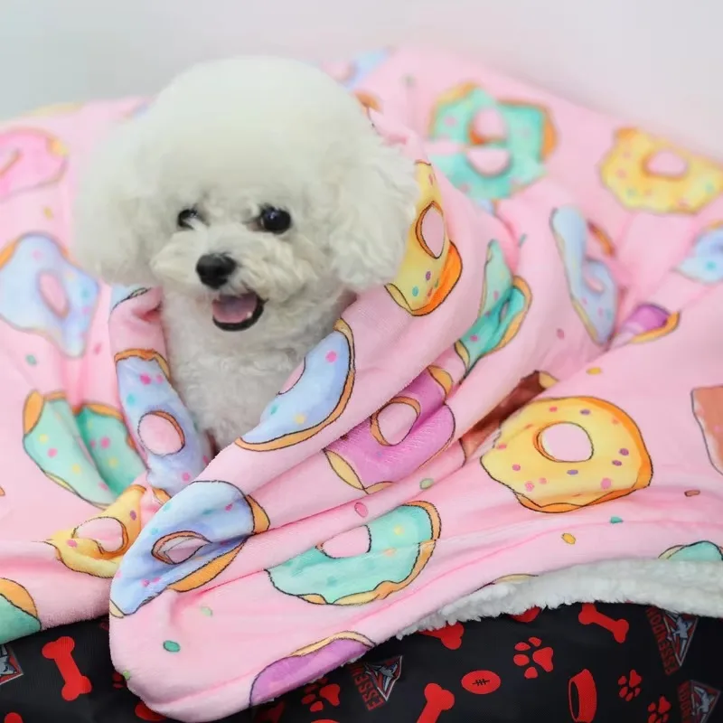 

Wholesale Luxury Coral Fleece Flannel Dog Blanket Warm Soft Printing Cute Plush Cat Pet Blanket Mat