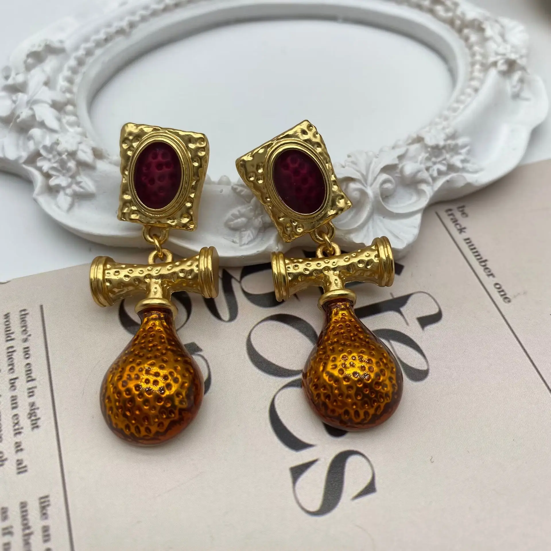 

New enamel design, light luxury, fashionable and versatile earrings for women