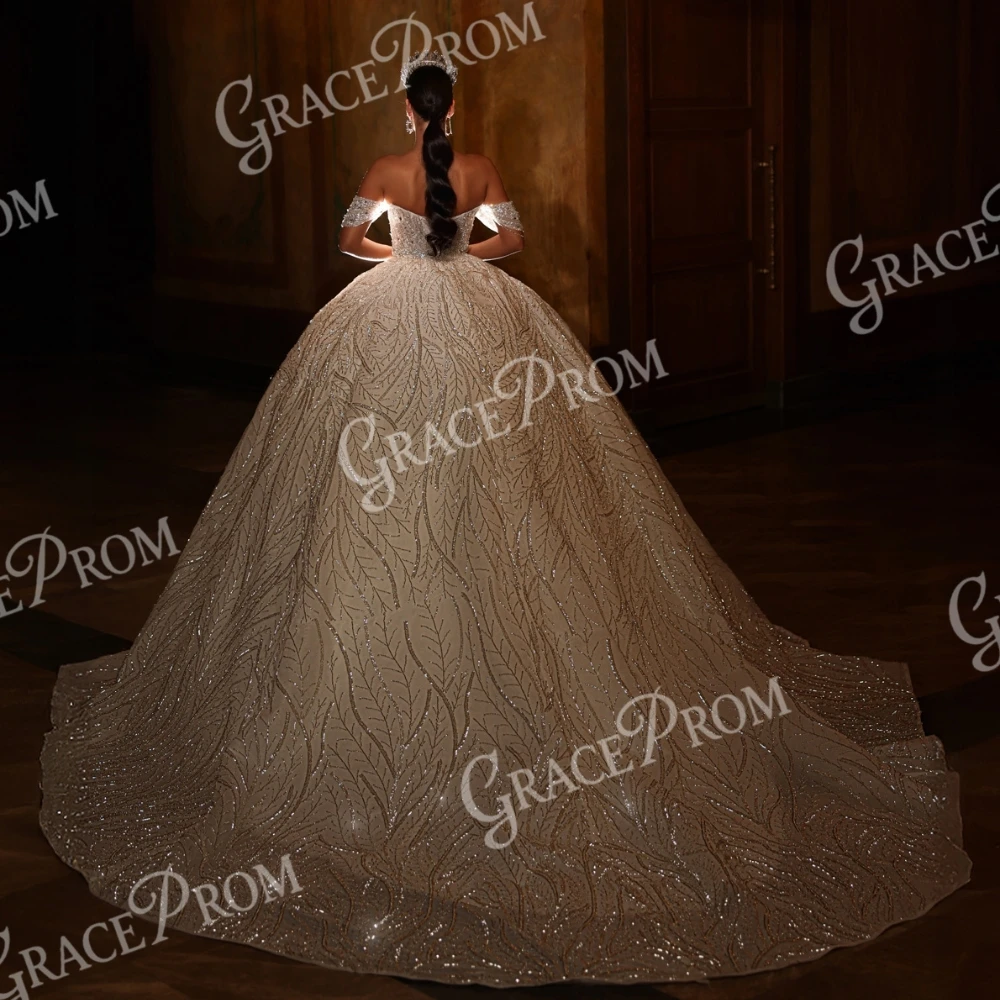 豪華なロイヤルオフショルダーボールガウンウェディングドレス、クリスタルとスパンコールで飾られたリーフ柄のロングトレーン付きブライダルガウン