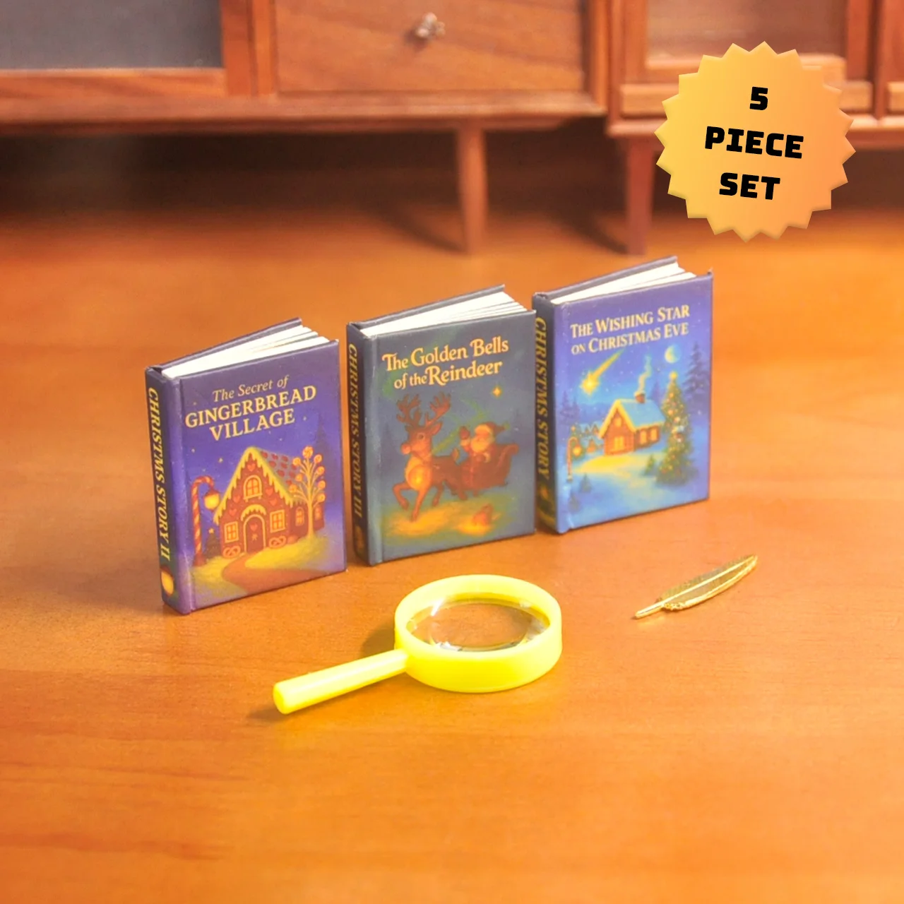 3 livres miniatures + 1 marque-page en plumes + 1 mini loupe, ensemble de modèles miniatures de la série Noël, ornement de décoration pour la maison avec la capacité de grossir et de lire les détails, adapté aux accessoires de maison miniature, à la création de scènes de Noël ou à la décoration de bureau, cadeau de Noël