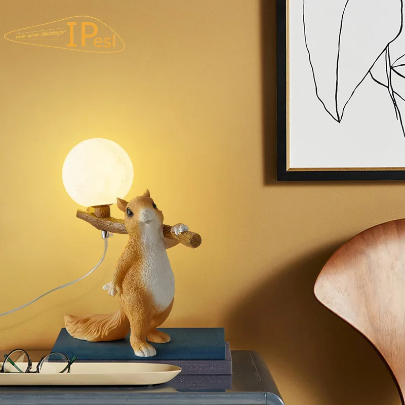 Designer cute fruit carrying squirrel cartoon table light bedroom bedside lamp resin Desk lamp Children\'s gifts drop shipping