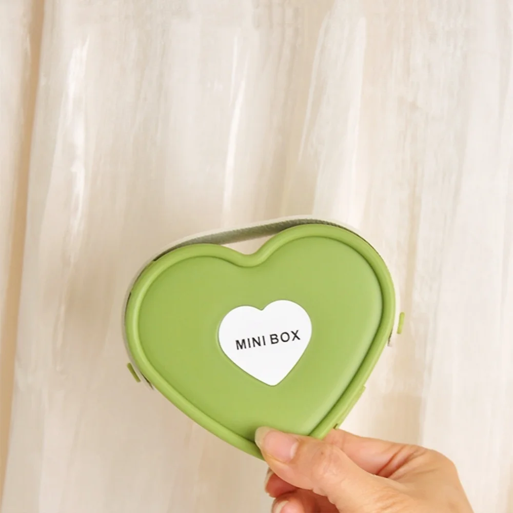 

Компактная бархатная шкатулка для хранения ювелирных украшений: кольца, кулоны, браслеты. Идеально для организации и путешествий.