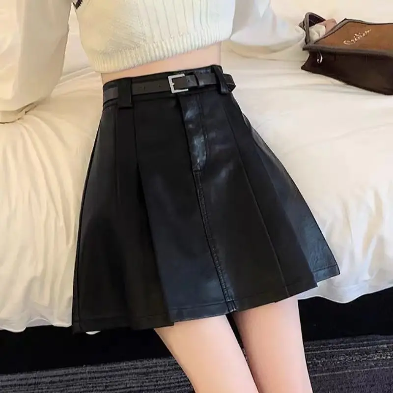 ربيع الخريف المرأة موضة سليم الصلبة البسيطة بولي Leather التنانير الجلدية سيدة رشيقة تنورة سوداء 2025 ملابس جديدة الإناث