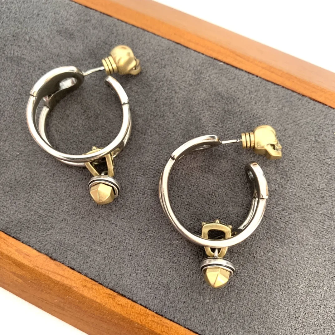 

High-quality retro earrings with Gothic punk-style pin skulls