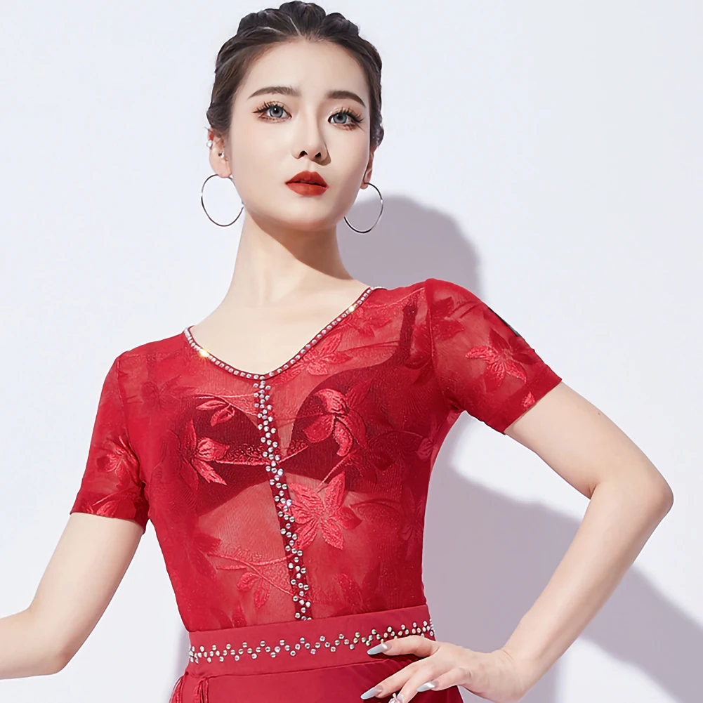 Abito da ballo intero da donna nero con scollo a V. Top rosso stampato da donna. Tuta da performance sexy a maniche corte in pietra latina