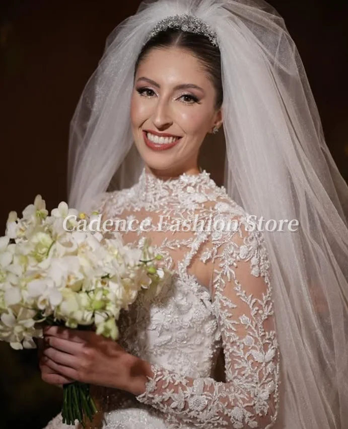 Abito da sposa personalizzato con collo alto a maniche lunghe in pizzo bianco 2025 con applicazioni in pizzo e abiti da sposa in raso a trapezio con lacci