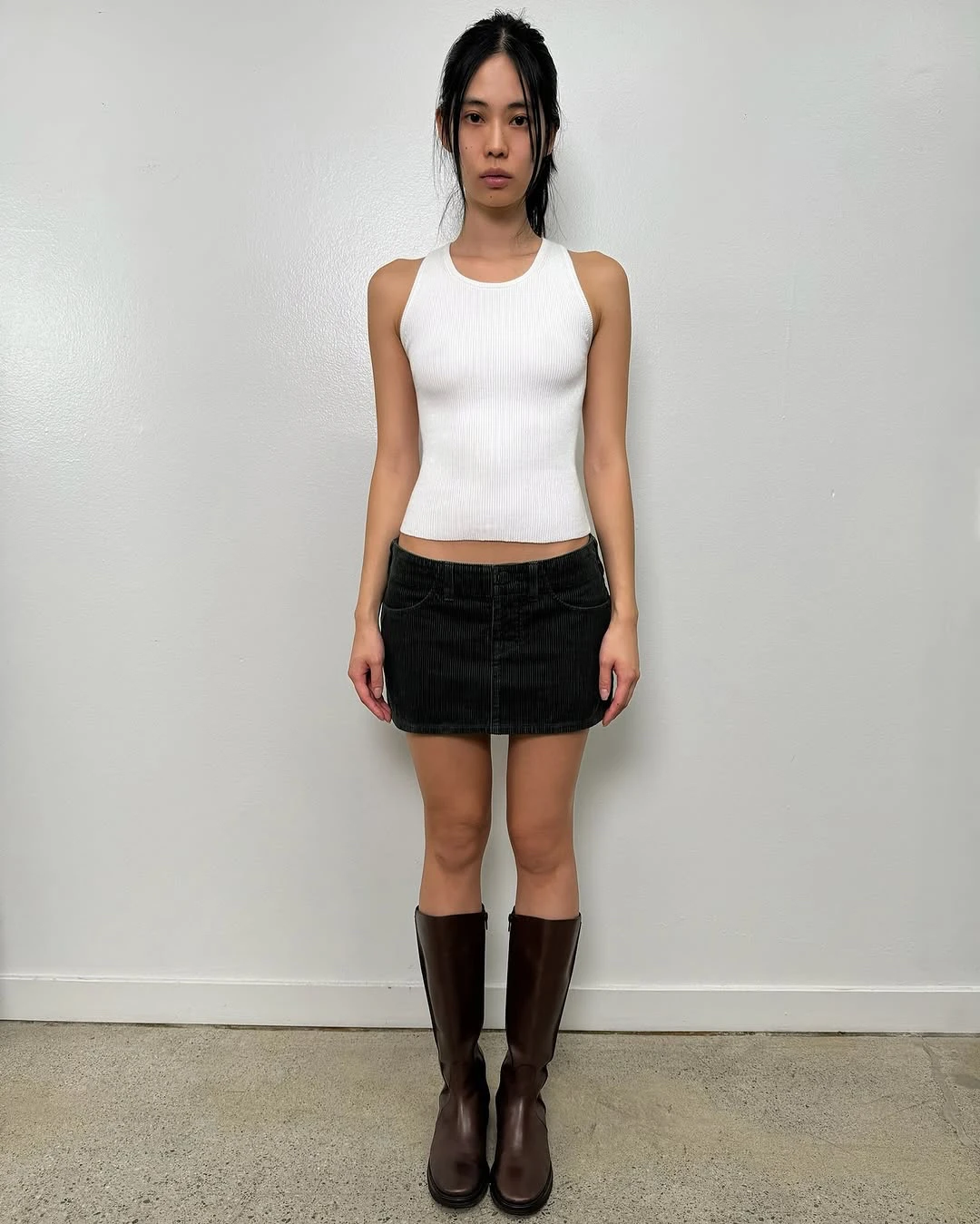 

Tank Black corduroy mini skirt, solid color, versatile short skirt, cleanfit, comfortable, figure-hugging skirt.