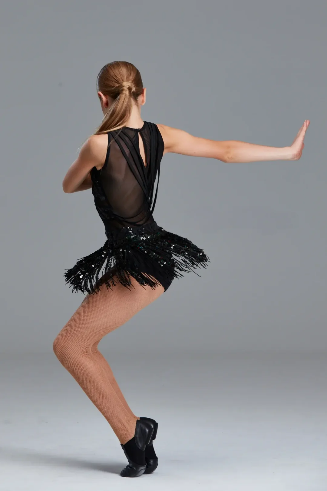 

Настройте профессиональные джазовые костюмы для латинских танцев в любой цветной юбке с перьями и блестками.