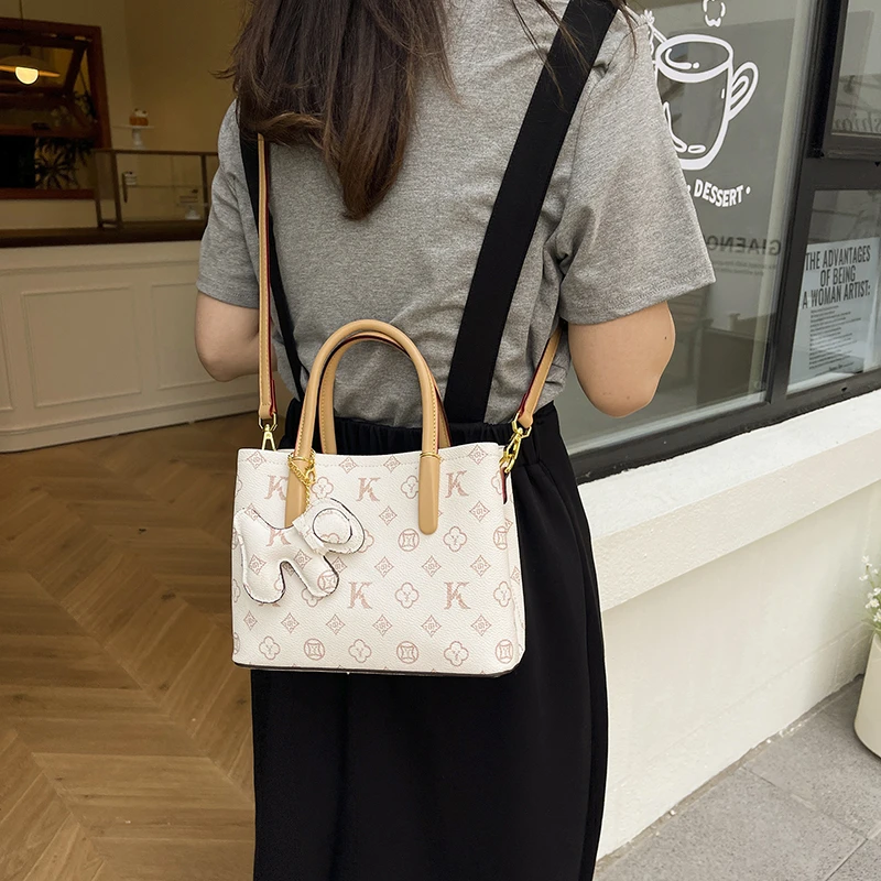 

Casual Business Leisure Messenger Bag For Women Featuring Crossbody Strap And Simple Stylish Leather